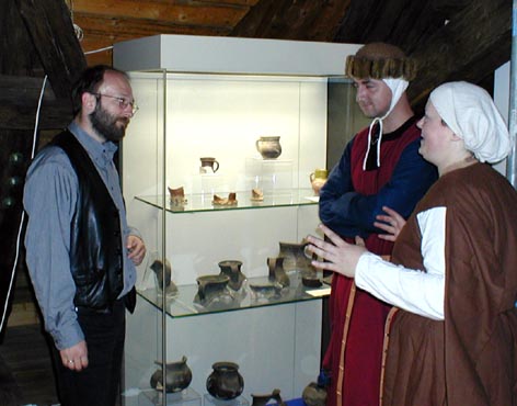 angeregte Diskussion nach der Veranstaltung mit dem betreuenden Archäologen  Dr. Krauskopf vor Austellungsvitrine mit Keramikfunden